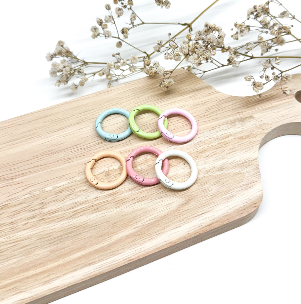 Pastel Clasp